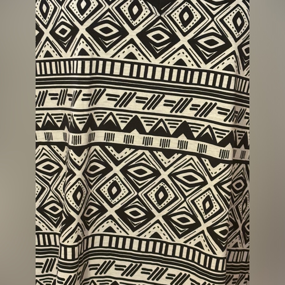 Lularoe Aztec Blk/Wht Christy Tee - Picture 3 of 6